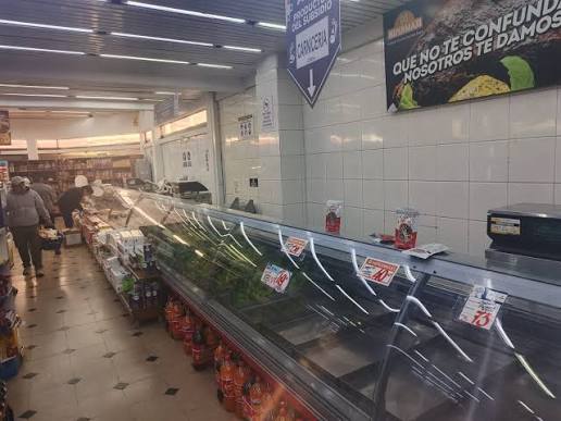 Puestos de mercado vacíos sin productos